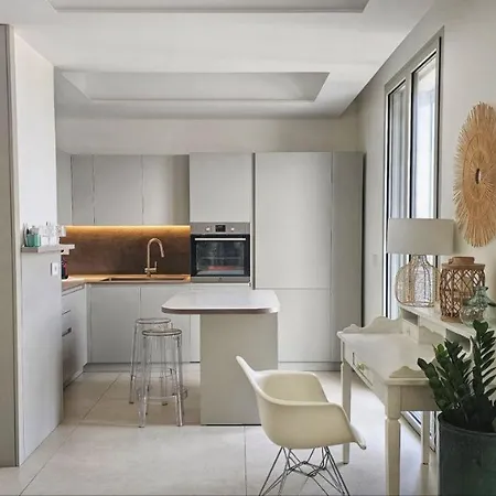 New 2025-shati Luxury Home-two Steps From The Beach, Sea View & Pool 아파트 *