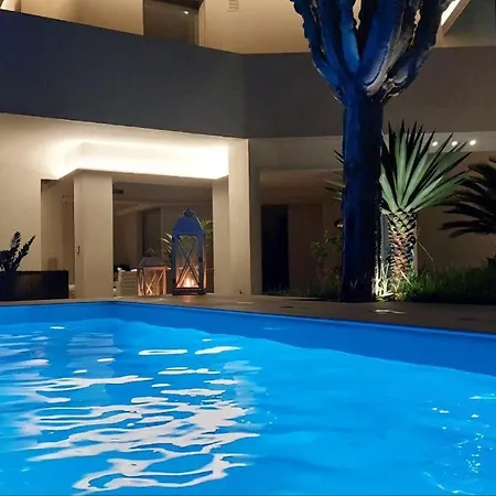 Shati Luxury - Private Heated Pool- Steps From