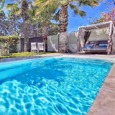 Shati Luxury - Private Heated Pool- Steps From
