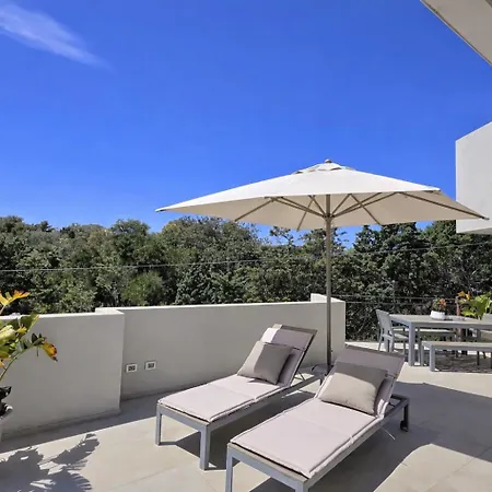 Shati Luxury - Private Heated Pool- Steps From Appartamento